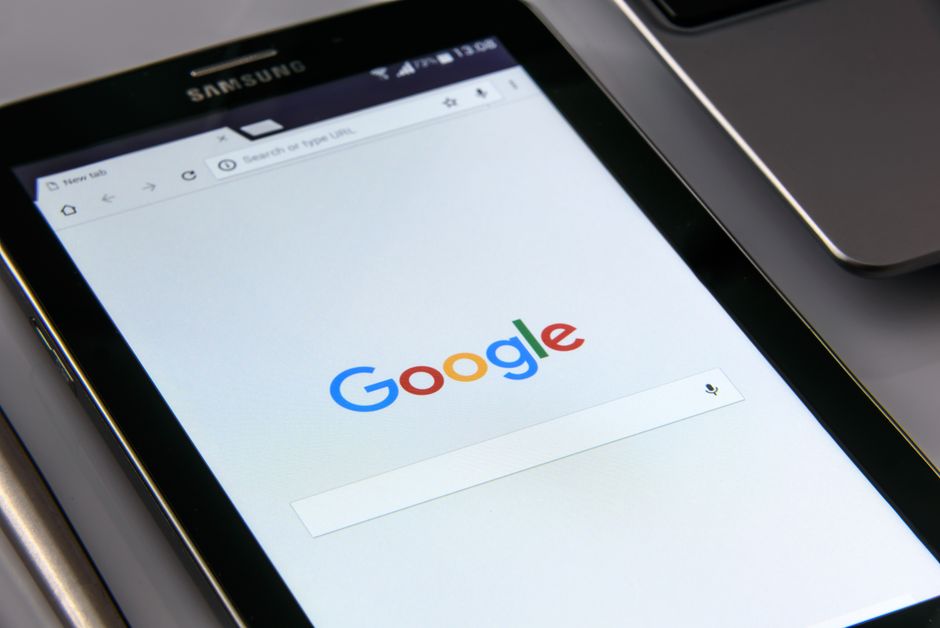 Планшет с открытым поиском Google для проверки SEO-подрядчика крупным планом