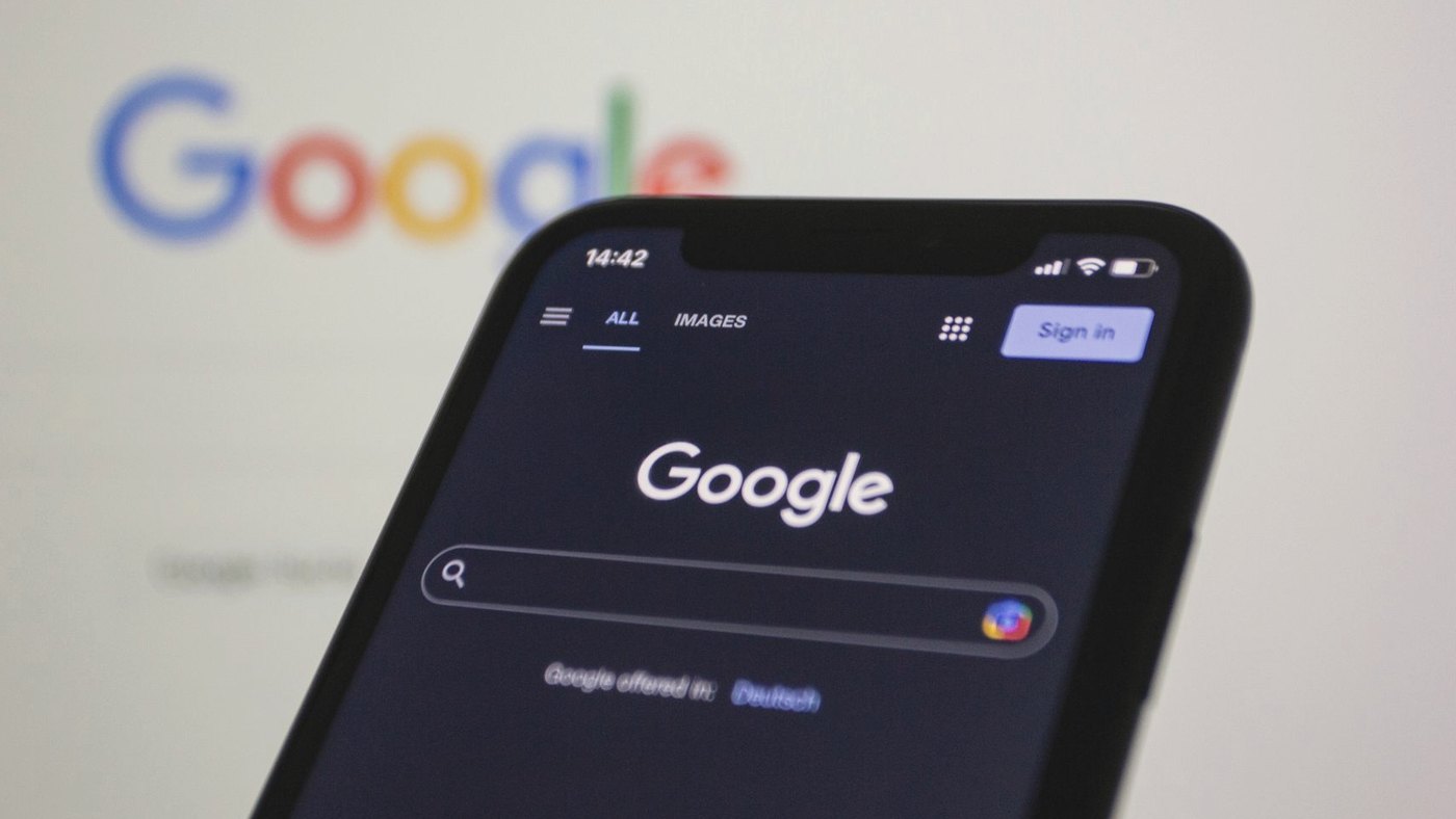 Экран смартфона показывает поисковик в тёмном режиме