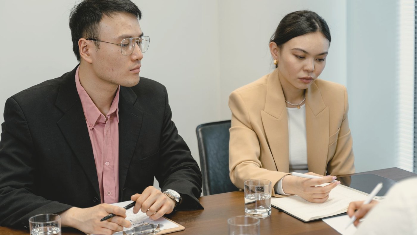 Разные специалисты на корпоративной встрече сосредоточены на командной работе
